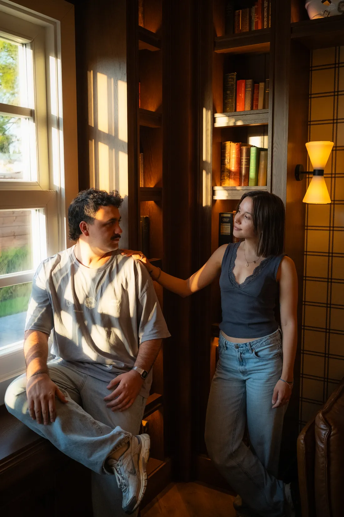 El equipo de Neca junto a una ventana, compartiendo un momento de conversación.