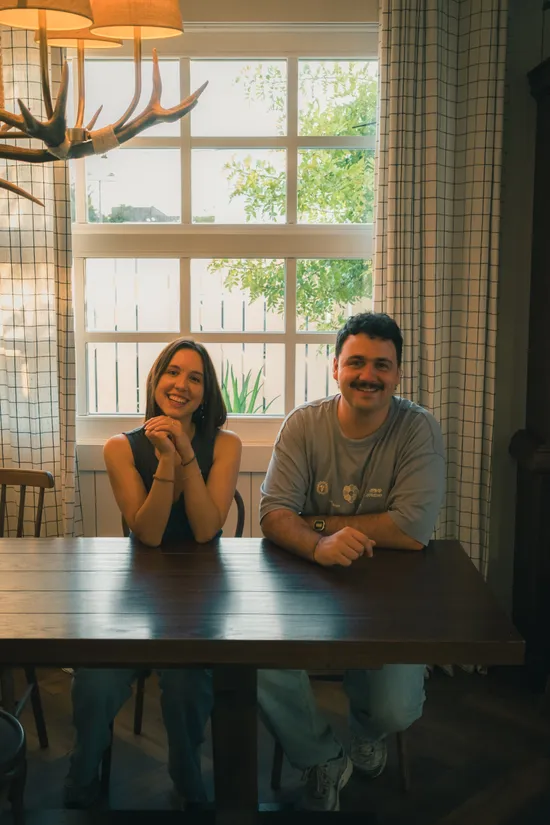 El equipo de Neca sonriendo, sentado a una mesa.
